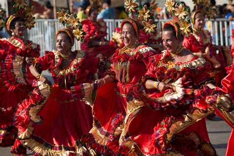  De Flirting Fiesta: Een Kolumbiaanse Carnaval van Liefde en Lachers?